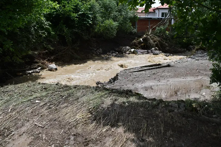 Кметът на село Лиляче: Водата се оттича, но положението остава критично