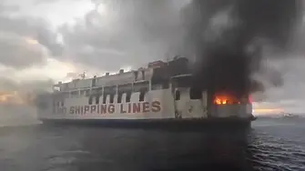Ферибот със 120 души на борда се запали край Филипините (видео)