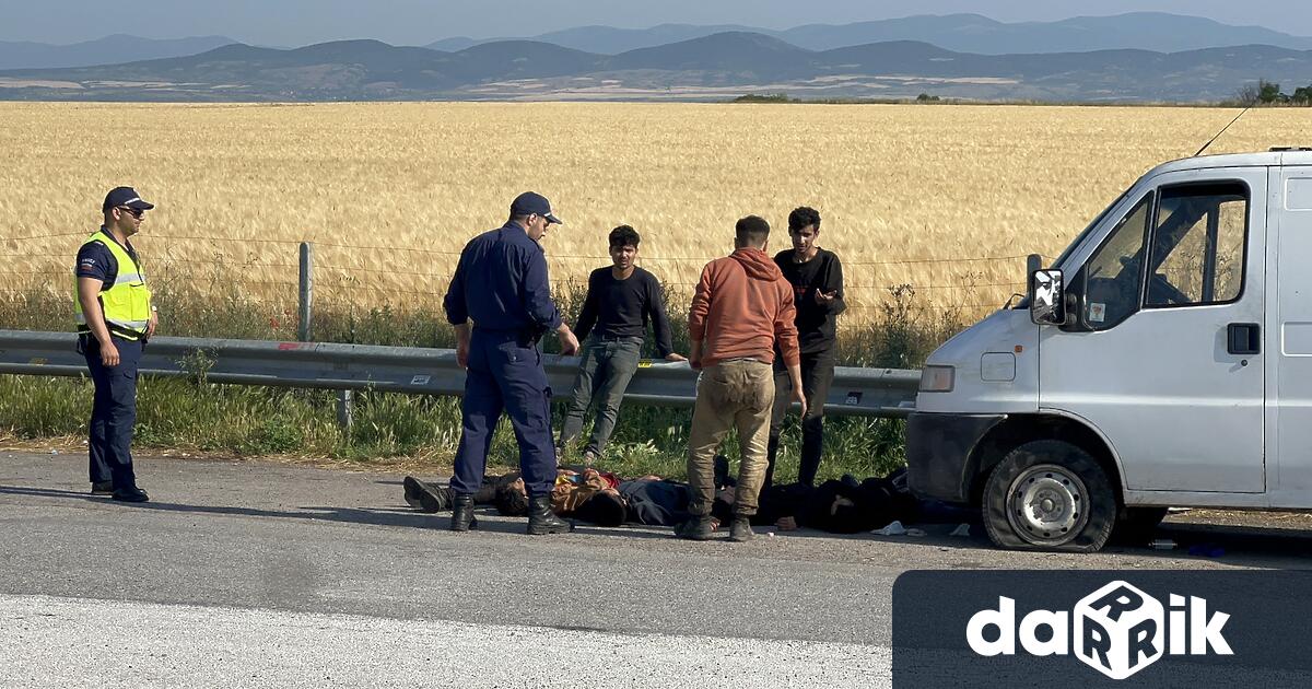 Около 30 мигранти са задържани на магистрала Тракия на 250 км