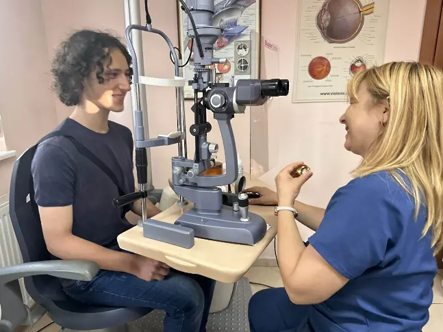 Ученици от ППМГ „Акад. Никола Обрешков“ станаха „лекари“ в Очна клиника-Д-р Иванови