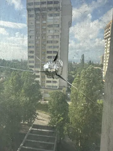 Стрелба по прозорците на жилищен блок в София (снимки)