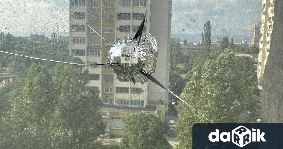 Стрелба по прозорците на жилищен блок в столичния кварталСвета Троица“.Според