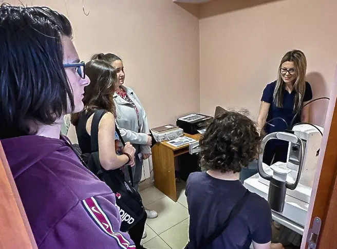 Ученици от ППМГ „Акад. Никола Обрешков“ станаха „лекари“ в Очна клиника-Д-р Иванови