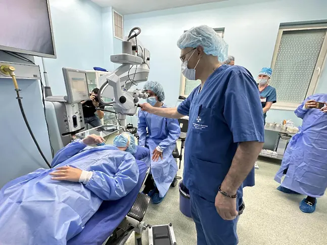 Ученици от ППМГ „Акад. Никола Обрешков“ станаха „лекари“ в Очна клиника-Д-р Иванови