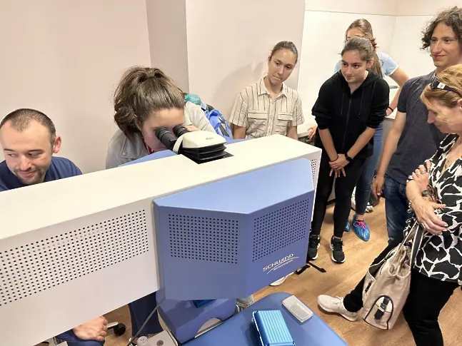 Ученици от ППМГ „Акад. Никола Обрешков“ станаха „лекари“ в Очна клиника-Д-р Иванови