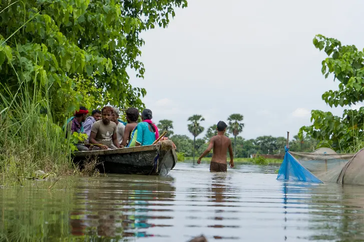 Десетки хиляди жители на Северозападна Индия бяха евакуирани заради проливните мусонни дъждове