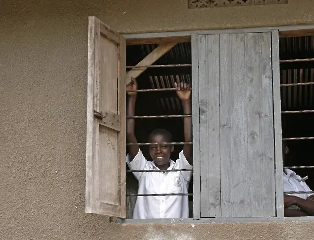 „Покрих се с кръвта на приятелите ми, за да оцелея“: Ученик от Уганда разказва за трагедията в общежитието му