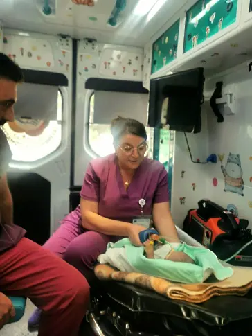 Бебе откарано за спешна операция с детската линейка, закупена с капачки