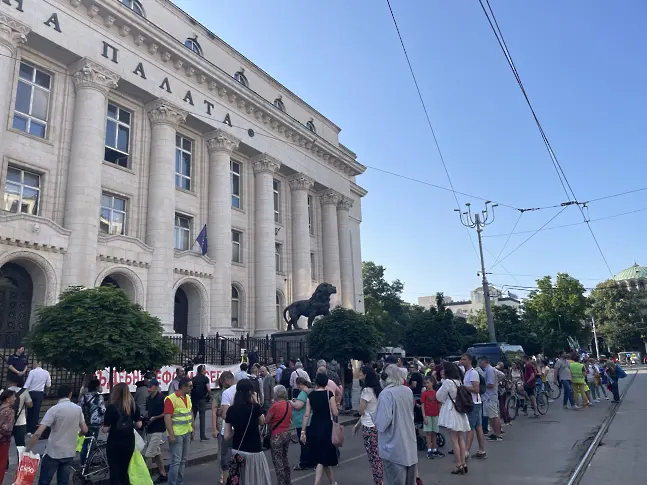 Протест под наслов „Сарафов е подмяна, а не промяна!“, се провежда пред Съдебната палата 