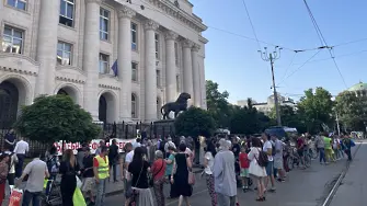 Протест под наслов „Сарафов е подмяна, а не промяна!“, се провежда пред Съдебната палата 