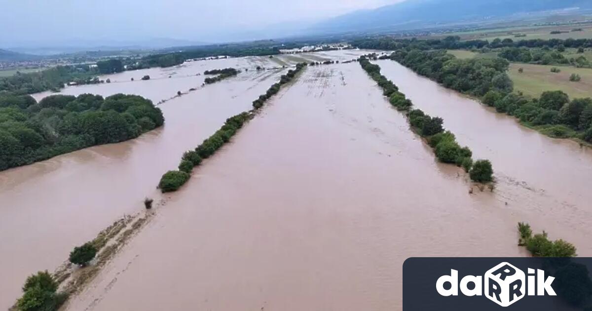 Коритото на река Марица в Пловдив продължава да не е