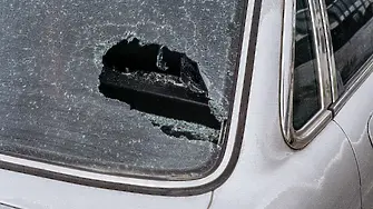 Жена намери колата си със следи от нокти и зъби, смачкан номер и счупен калник
