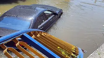 Две коли паднаха в градския канал на Пазарджик