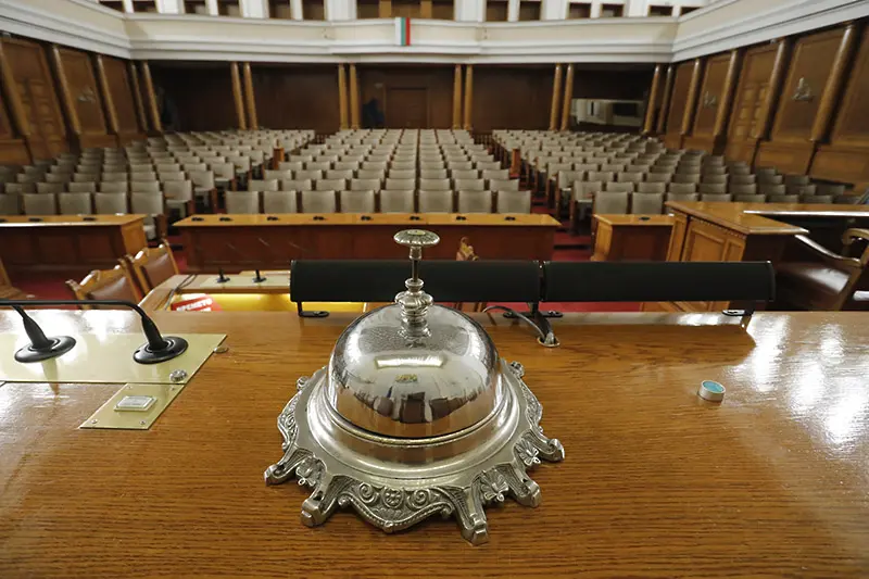 Парламентът изслушва шестима министри от кабинета “Денков-Габриел”