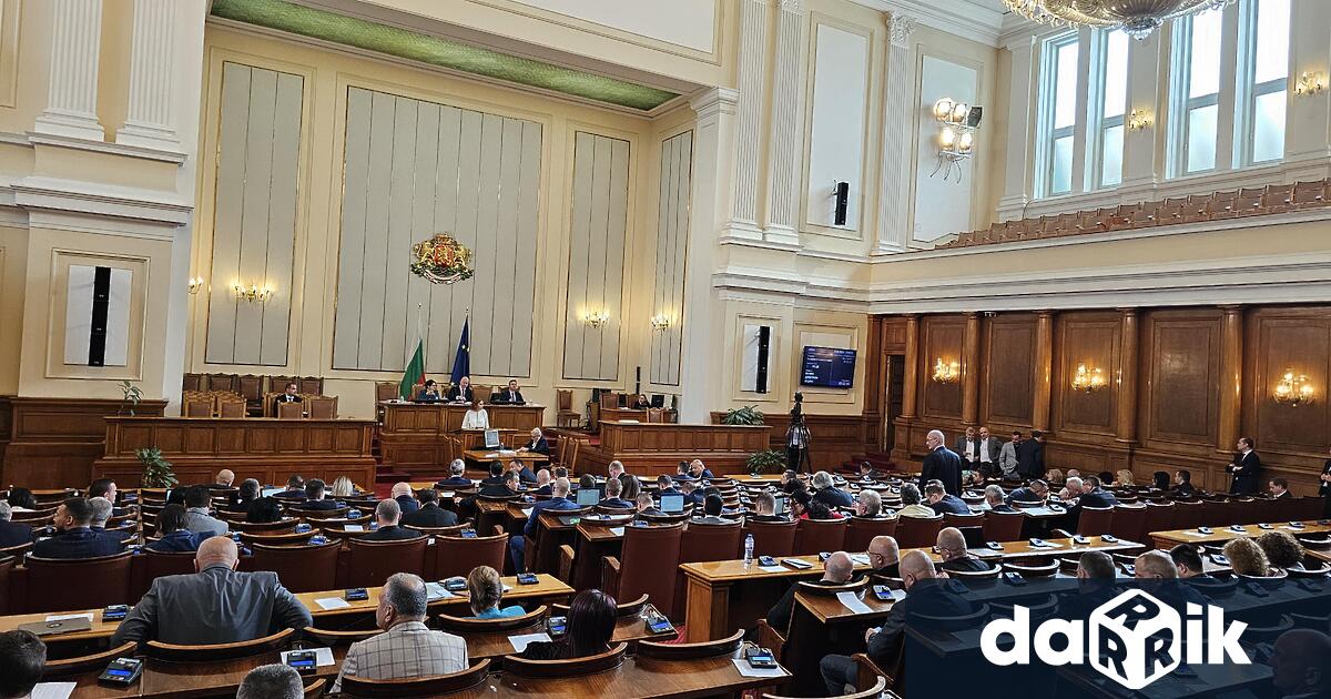 Парламентът в отсъствието на парламентарната група на ПП ДБ