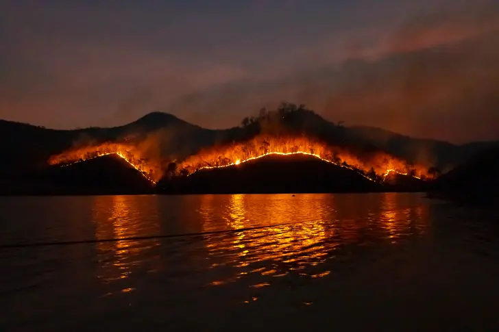 Огромен пожар избухна край турския курорт Мармарис (видео)