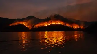 Огромен пожар избухна край турския курорт Мармарис (видео)