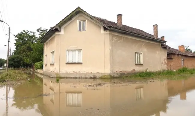 Дъждът наводни около 20 къщи в две села на  община Криводол