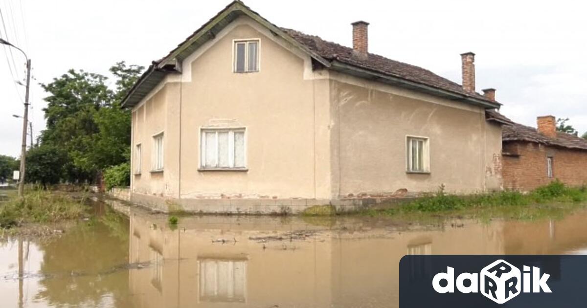 Отново усложнена обстановка и наводнени къщи в две села на
