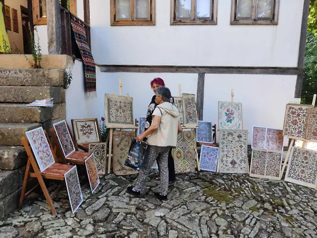 Художествената галерия в Жеравна представя магията на „Два века къдряви звезди“