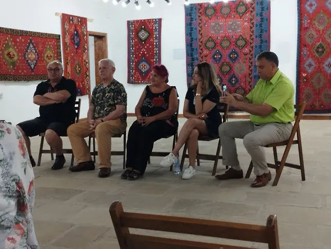 Художествената галерия в Жеравна представя магията на „Два века къдряви звезди“