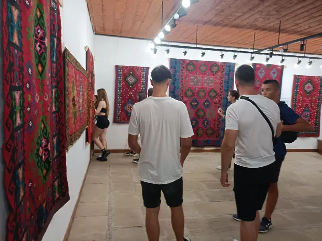 Художествената галерия в Жеравна представя магията на „Два века къдряви звезди“