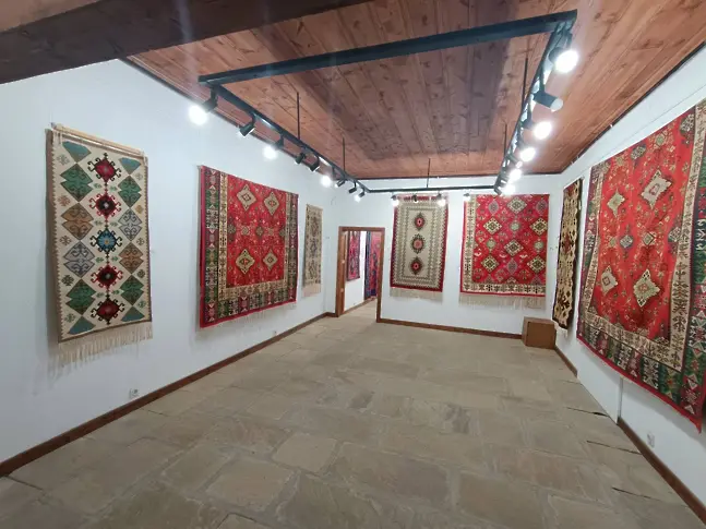 Художествената галерия в Жеравна представя магията на „Два века къдряви звезди“