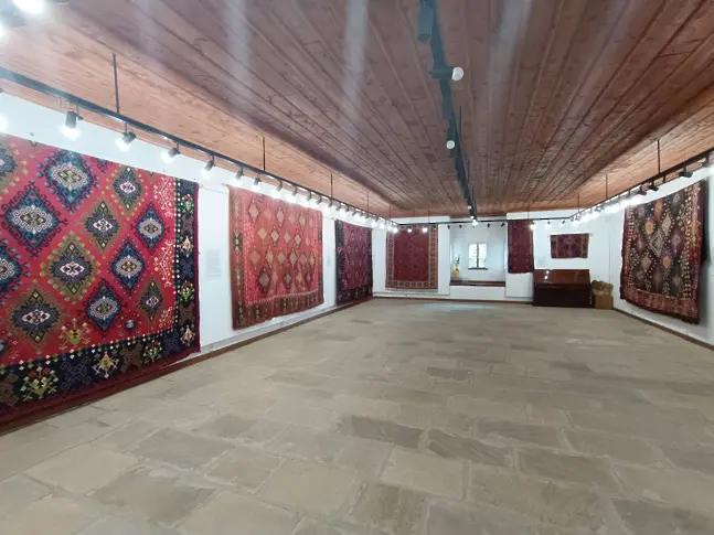 Художествената галерия в Жеравна представя магията на „Два века къдряви звезди“