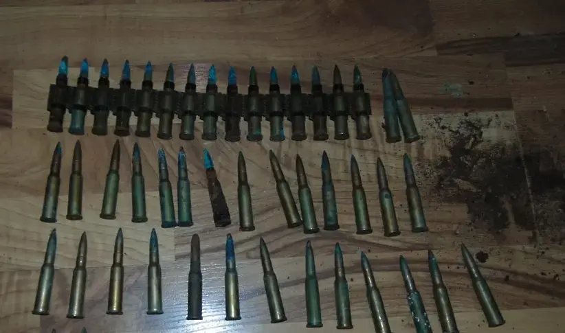 Незаконно оръжие, боеприпаси и взривни материали са иззети от къща в Калофер