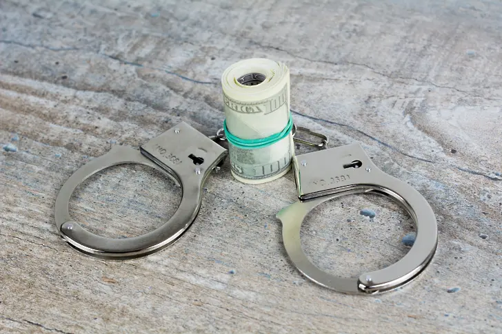 Задържаните полицаи взели 10 000 лв. подкуп, за да прикрият виновен за катастрофа