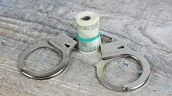 Задържаните полицаи взели 10 000 лв. подкуп, за да прикрият виновен за катастрофа