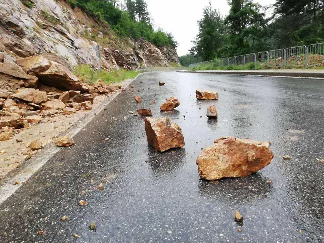 Паднали камъни по пътищата в Смолянско след валежите тази нощ