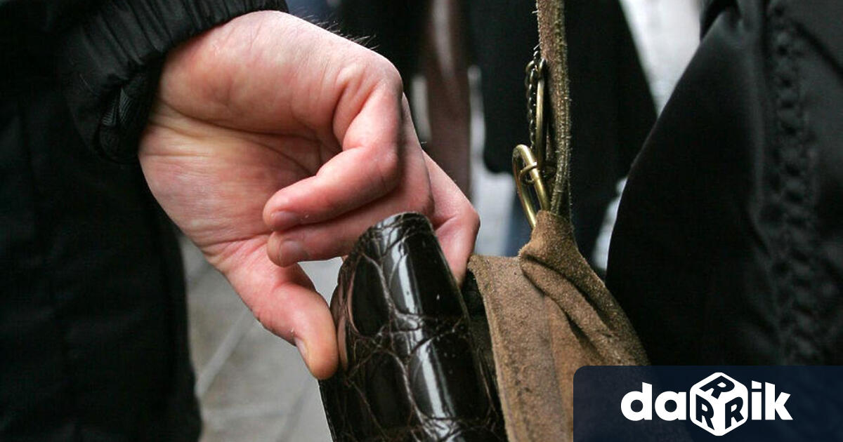 Рецидивист задигна чанта с крупна сума във Варна. 49-годишен мъж