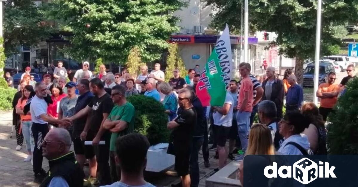 Протест имаше днеспред общинския съвет в Карлово Около 100 души