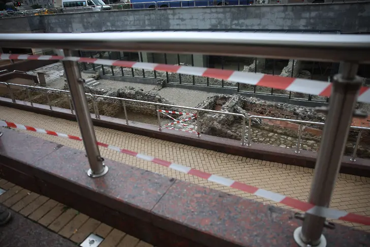 Изпочупените стъкла на перилата на Ларгото още не са сменени