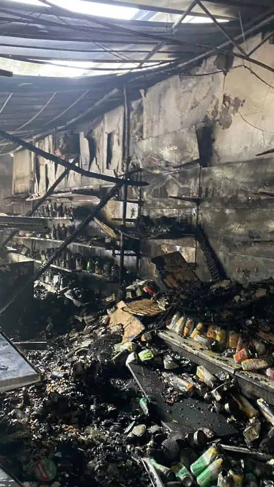 Пожар изпепели търговски обект в Пловдив (снимки)