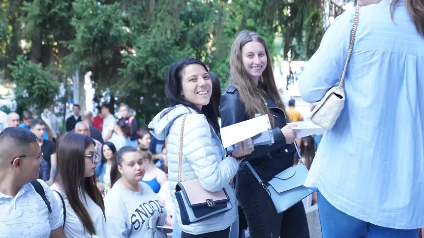 Близо 1000 кандидат-студенти се явиха в МУ-Плевен на изпита по биология и химия за специалностите „Медицина“ и „Фармация“