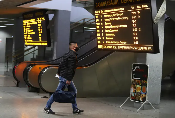 Затвориха Централна гара в София заради съмнителна чанта
