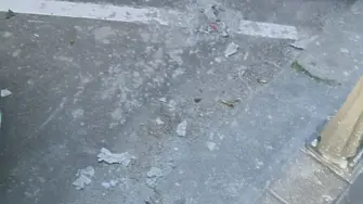 На косъм от трагедия: Кофа с цимент падна от покрив и едва не рани дете