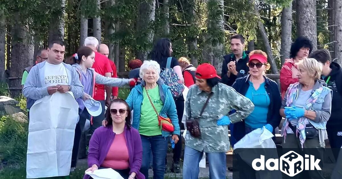 Десетки доброволци почистиха района на Смолянските езера като подновиха туристическата