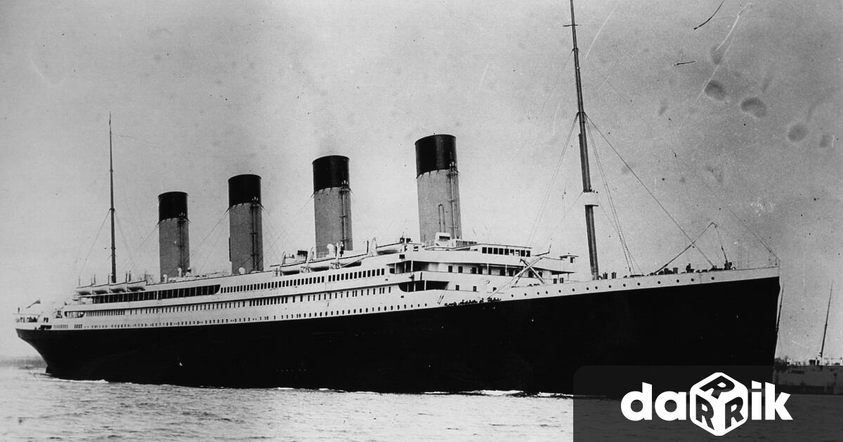 Титаник се разбива в айсберг и потъвав ранните часове на