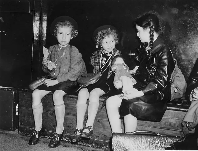 След 84 години: Разгадаха мистерията около емблематична снимка на три момичета, избягали от Холокоста