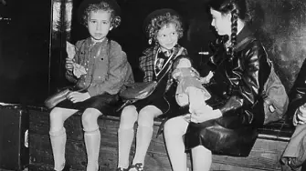 След 84 години: Разгадаха мистерията около емблематична снимка на три момичета, избягали от Холокоста