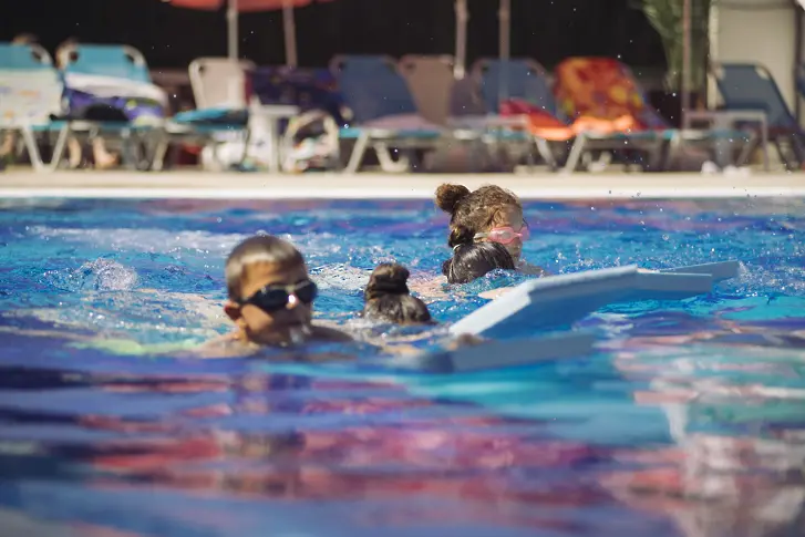 Започнаха плувните курсове за ученици, организирани от Община Мездра и ЦПЛР
