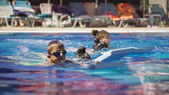 Започнаха плувните курсове за ученици, организирани от Община Мездра и ЦПЛР