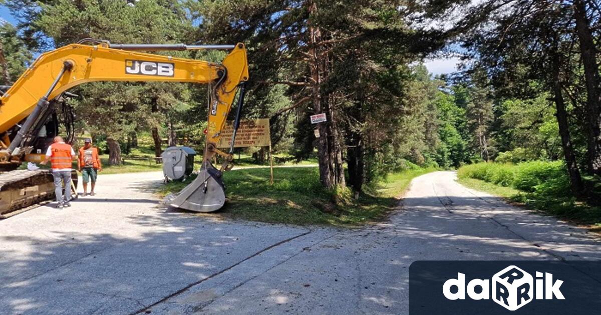 Започна ремонтът на общинския път Дорково Костандово летовище Свети Константин Пещера Шосето