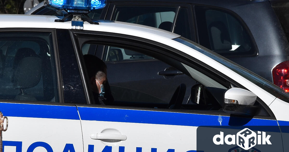 Плевенски полицаи задържаха неправоспособен младеж с крадена кола който самокастрофира