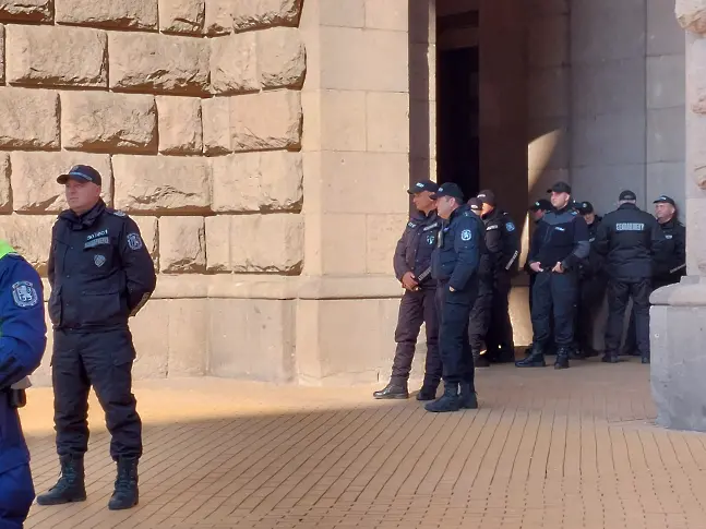 Полицаи и пожарникари се събраха на символичен протест в София