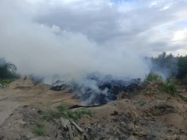 Сухи треви и стърнища се запалиха в землището на Стамболийски