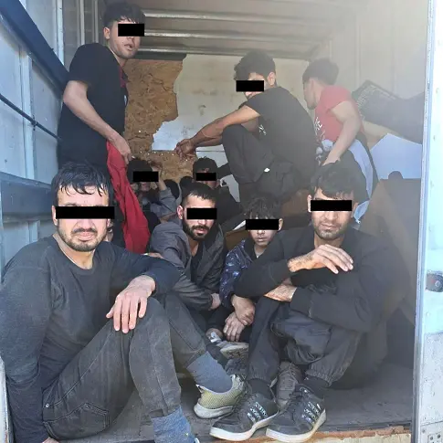 Откриха 18 мигранти в тайник на товарен автомобил